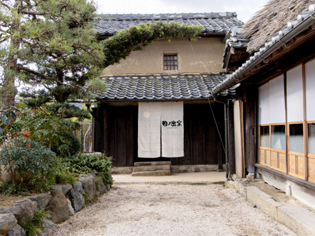 と琵琶湖を望む築250年の古民家に隣接する「蔵」